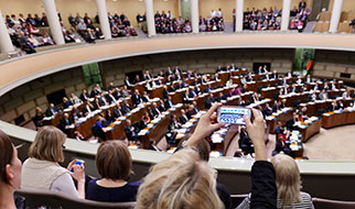 Kansalaisia seuraamassa eduskunnan istuntoa. Kuva: Wilma Hurskainen