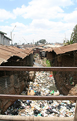 Jätevirtaa Kiberan slummissa. Kuva: Laura Rantanen, http://www.flickr.com/photos/mlk_global/
