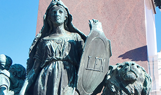 Julkisoikeuden verkkokurssi alkaa tammikuussa 2016. Kuva: Laki-veistos Aleksanteri II -patsaan jalustalla, Dimmis https://commons.wikimedia.org/