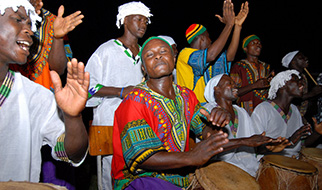 Afrikan musiikkikulttuurit. Kuva rumpaleista Ghanassa https://www.flickr.com/photos/3059349393/3332243434/, CC BY 2.0 