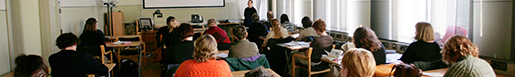 Taidehistorian luennolla yhteisty&ouml;oppilaitoksessa lokakuussa 2009. Kuva: Wilma Hurskainen