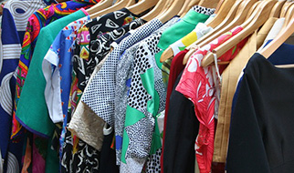 Vaatekaapin inventaario Tekstiilit, kuluttajuus ja kestävä kehitys -verkkokurssilla.